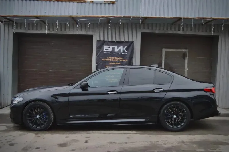 Срочная продажа bmw 5 g30 530d xdrive переодета в м5ф90 комплектация м sport pro: m тормоза м подвеска сидения с вентиляцией задние сидения с подогревом черный потолок кожа наппа память сидений парктроники камера заднего вида ассистент парковки 3 ключа один из них смарт, в комплекте 18 оригинальные диски на хорошей зимней резине. по автомобилю были два дтп одно по морде, одно по задней части, оба дтп без изменения геометрии кузова, подушки целые, есть вторичный окрас (передние крылья и капот так как она переодета, и заднее левое крыло частично и край крышки багажника) рассмотрю варианты обмена. в машине работает каждая кнопочка и функция. цена:3.500.000 телефон : +79496177917 📞 звоните: +7(949)6177917 - фотография - 3