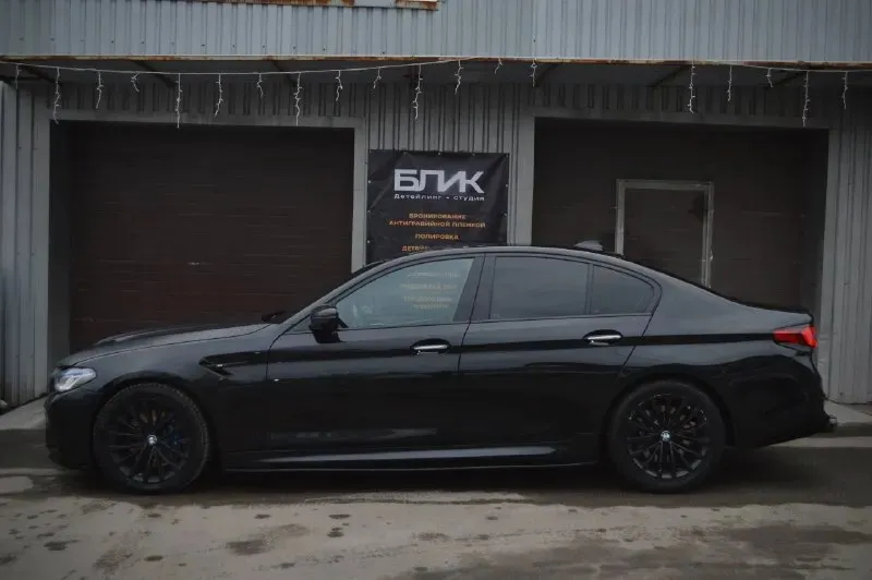 Срочная продажа bmw 5 g30 530d xdrive переодета в м5ф90 комплектация м sport pro: m тормоза м подвеска сидения с вентиляцией задние сидения с подогревом черный потолок кожа наппа память сидений парктроники камера заднего вида ассистент парковки 3 ключа один из них смарт, в комплекте 18 оригинальные диски на хорошей зимней резине. по автомобилю были два дтп одно по морде, одно по задней части, оба дтп без изменения геометрии кузова, подушки целые, есть вторичный окрас (передние крылья и капот так как она переодета, и заднее левое крыло частично и край крышки багажника) рассмотрю варианты обмена. в машине работает каждая кнопочка и функция. цена:3.500.000 телефон : +79496177917 📞 звоните: +7(949)6177917 - фотография - 4