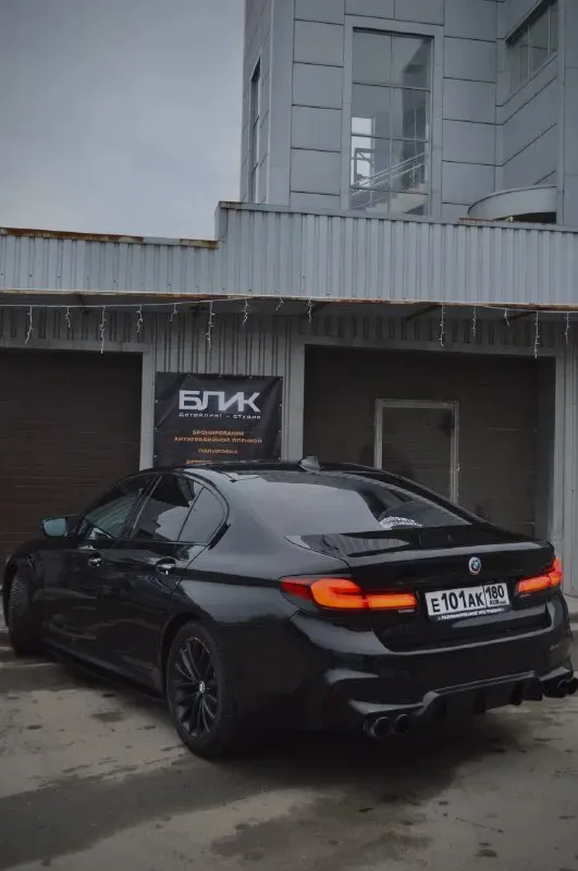 Срочная продажа bmw 5 g30 530d xdrive переодета в м5ф90 комплектация м sport pro: m тормоза м подвеска сидения с вентиляцией задние сидения с подогревом черный потолок кожа наппа память сидений парктроники камера заднего вида ассистент парковки 3 ключа один из них смарт, в комплекте 18 оригинальные диски на хорошей зимней резине. по автомобилю были два дтп одно по морде, одно по задней части, оба дтп без изменения геометрии кузова, подушки целые, есть вторичный окрас (передние крылья и капот так как она переодета, и заднее левое крыло частично и край крышки багажника) рассмотрю варианты обмена. в машине работает каждая кнопочка и функция. цена:3.500.000 телефон : +79496177917 📞 звоните: +7(949)6177917 - фотография - 5