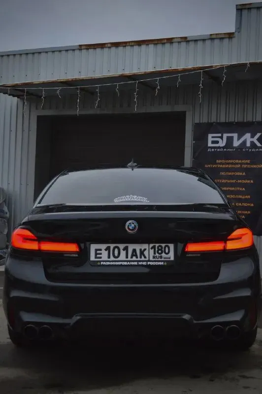 Срочная продажа bmw 5 g30 530d xdrive переодета в м5ф90 комплектация м sport pro: m тормоза м подвеска сидения с вентиляцией задние сидения с подогревом черный потолок кожа наппа память сидений парктроники камера заднего вида ассистент парковки 3 ключа один из них смарт, в комплекте 18 оригинальные диски на хорошей зимней резине. по автомобилю были два дтп одно по морде, одно по задней части, оба дтп без изменения геометрии кузова, подушки целые, есть вторичный окрас (передние крылья и капот так как она переодета, и заднее левое крыло частично и край крышки багажника) рассмотрю варианты обмена. в машине работает каждая кнопочка и функция. цена:3.500.000 телефон : +79496177917 📞 звоните: +7(949)6177917 - фотография - 6