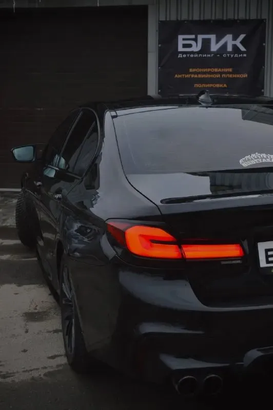 Срочная продажа bmw 5 g30 530d xdrive переодета в м5ф90 комплектация м sport pro: m тормоза м подвеска сидения с вентиляцией задние сидения с подогревом черный потолок кожа наппа память сидений парктроники камера заднего вида ассистент парковки 3 ключа один из них смарт, в комплекте 18 оригинальные диски на хорошей зимней резине. по автомобилю были два дтп одно по морде, одно по задней части, оба дтп без изменения геометрии кузова, подушки целые, есть вторичный окрас (передние крылья и капот так как она переодета, и заднее левое крыло частично и край крышки багажника) рассмотрю варианты обмена. в машине работает каждая кнопочка и функция. цена:3.500.000 телефон : +79496177917 📞 звоните: +7(949)6177917 - фотография - 7