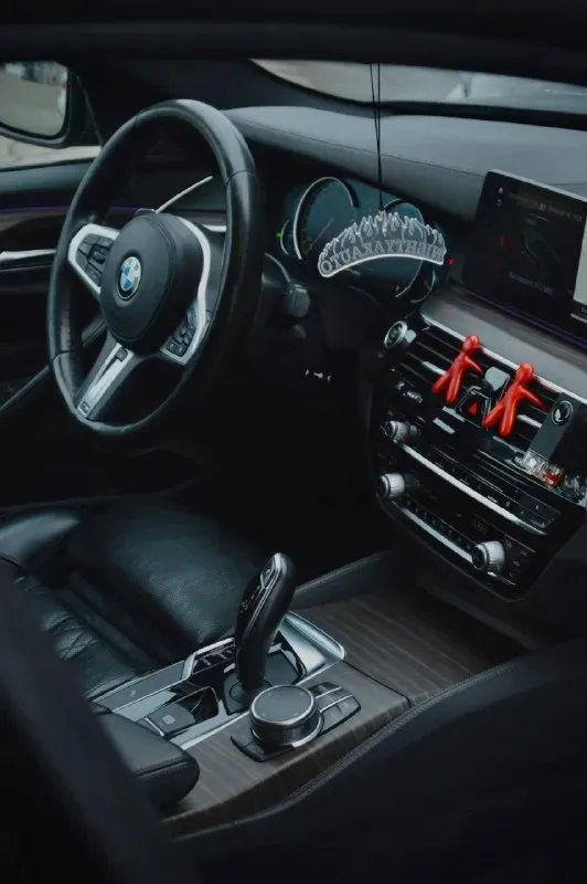Срочная продажа bmw 5 g30 530d xdrive переодета в м5ф90 комплектация м sport pro: m тормоза м подвеска сидения с вентиляцией задние сидения с подогревом черный потолок кожа наппа память сидений парктроники камера заднего вида ассистент парковки 3 ключа один из них смарт, в комплекте 18 оригинальные диски на хорошей зимней резине. по автомобилю были два дтп одно по морде, одно по задней части, оба дтп без изменения геометрии кузова, подушки целые, есть вторичный окрас (передние крылья и капот так как она переодета, и заднее левое крыло частично и край крышки багажника) рассмотрю варианты обмена. в машине работает каждая кнопочка и функция. цена:3.500.000 телефон : +79496177917 📞 звоните: +7(949)6177917 - фотография - 8