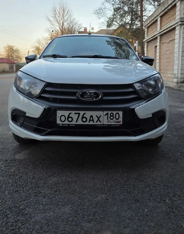 Lada granta конец 2023 г. 30 т, км. ✅ мотор 1.6 —16кл хорошая комплектация подогрев передних сидений передние стеклоподъёмники регулировка и подогрев боковых зеркал подогрев лобового подушка безопасности центральный замок 🔐 сигнализация с автозапуском кондиционер ❄ в заводском окрасе капот, фары и задний бампер в бронепленки чехлы экокожа ева коврики отдам родные резиновые коврики резина лето хорошая pirelli зима тоже хорошая, pirelli шип два ключа 🔑 один владелец1⃣ без дтп большой багажник ценник 950.000 макеевка +79498500173 - фотография - 1