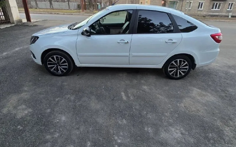 Lada granta конец 2023 г. 30 т, км. ✅ мотор 1.6 —16кл хорошая комплектация подогрев передних сидений передние стеклоподъёмники регулировка и подогрев боковых зеркал подогрев лобового подушка безопасности центральный замок 🔐 сигнализация с автозапуском кондиционер ❄ в заводском окрасе капот, фары и задний бампер в бронепленки чехлы экокожа ева коврики отдам родные резиновые коврики резина лето хорошая pirelli зима тоже хорошая, pirelli шип два ключа 🔑 один владелец1⃣ без дтп большой багажник ценник 950.000 макеевка +79498500173 - фотография - 2