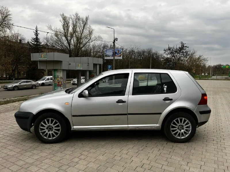 ❗продам volkswagen golf❗ год 2001,мотор 1.6,пробег: 320 000км коробка автомат. мотор после капитального ремонта. ✅цена: 550 000 руб авто в отличном состоянии. мотор в идеале, коробка тоже, ходовая вся мягкая и сбитая (полностью обслужена). авто никаких не требует. резина лето состояние хорошее. комплектация: кондиционер(климат контроль)холодит отлично. усилитель руля, стеклоподъемники,4 подушек безопасности, abs, esp, сигнализация. цена 550 000₽ осмотр г. макеевка +7 (949) 412-05-03 📞 звоните: +7(949)4120503 - фотография - 1