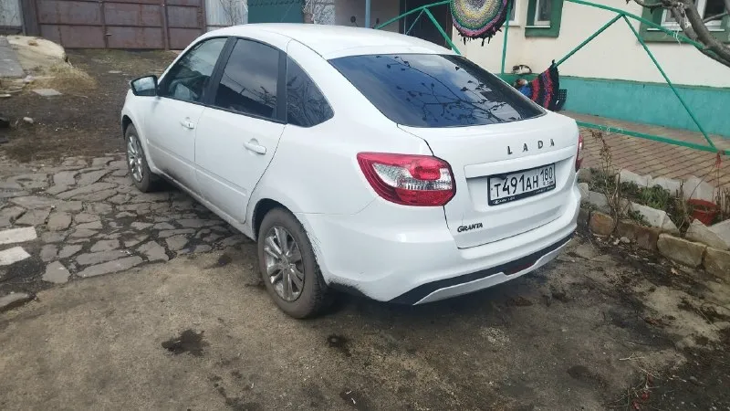 Продам ваз granta 2023 г. в. родной пробег 25 391км. машина новая покупалась в автосалоне, я единственный хозяин, не бита не крашена, с документами полный порядок оформление без проблем в машине установлена сенсорная магнитола и подключена камера заднего вида, в дополнение летняя резина. машина находится в г. снежное цена 800 тыс. руб. торг реальному покупателю у капота. телефон +79494675232 или макс звоните связь плохая 📞 звоните: +7(949)4675232 - фотография - 1