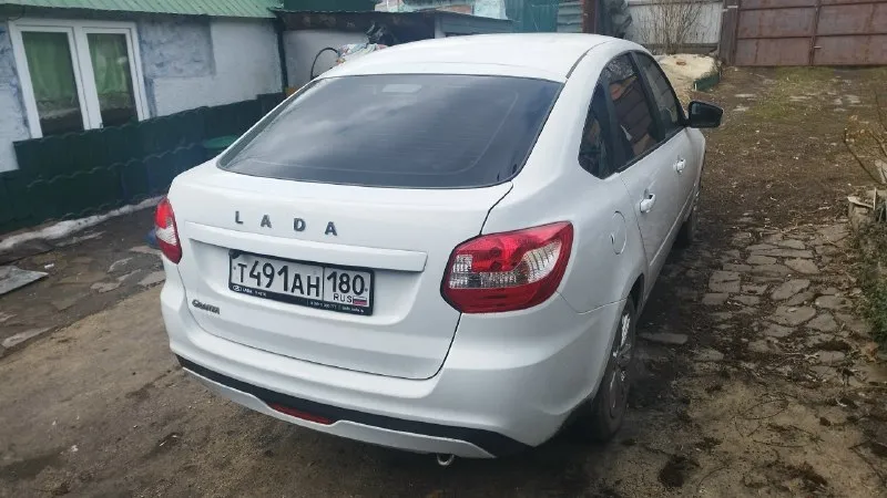 Продам ваз granta 2023 г. в. родной пробег 25 391км. машина новая покупалась в автосалоне, я единственный хозяин, не бита не крашена, с документами полный порядок оформление без проблем в машине установлена сенсорная магнитола и подключена камера заднего вида, в дополнение летняя резина. машина находится в г. снежное цена 800 тыс. руб. торг реальному покупателю у капота. телефон +79494675232 или макс звоните связь плохая 📞 звоните: +7(949)4675232 - фотография - 2