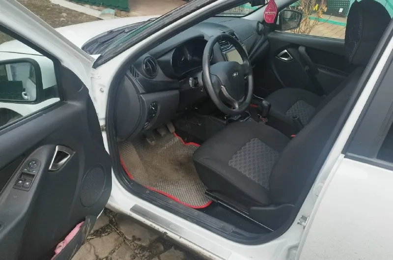 Продам ваз granta 2023 г. в. родной пробег 25 391км. машина новая покупалась в автосалоне, я единственный хозяин, не бита не крашена, с документами полный порядок оформление без проблем в машине установлена сенсорная магнитола и подключена камера заднего вида, в дополнение летняя резина. машина находится в г. снежное цена 800 тыс. руб. торг реальному покупателю у капота. телефон +79494675232 или макс звоните связь плохая 📞 звоните: +7(949)4675232 - фотография - 3