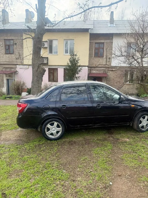 В продаже: ваз grants🚗 двигатель: 1.6 год выпуска 2013 механика привод :передний машинка в хорошем состоянии, мотор 1,6 8 кл едет очень бодро, не дымит не троит ✅ кпп на отлично, не выбивает, не хрустит салон в отличном состоянии стоит музыка цена 450 хороший торг осмотр города донецк +7949 8643342 📞 звоните: +7(949)8643342 - фотография - 1