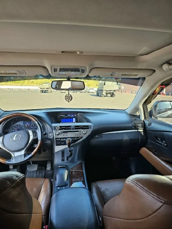 Продаётся lexus rx 350 рестайл. 2015 г. состояние отличное, работает обсолютно все, комплектация самая полная, в машине есть обсолютно все, датчики дождя, света, память сидений, бесключевой доступ и многое другое, все что есть в любом современном авто, бизнес класса. машина моя, не перекупка. пробег 111 тыс миль, состояние салона, идеальное для етого года лексуса. за машиной следили и ставили, лили все самое дорогое и оригинальное. по фото видно, в каком состоянии автомобиль и с наружи и в салоне. цена авто 2.8 миллиона, нормальным людям торг у капота. +79493972428 📞 звоните: +7(949)3972428 - фотография - 7