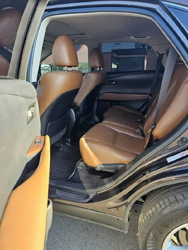 Продаётся lexus rx 350 рестайл. 2015 г. состояние отличное, работает обсолютно все, комплектация самая полная, в машине есть обсолютно все, датчики дождя, света, память сидений, бесключевой доступ и многое другое, все что есть в любом современном авто, бизнес класса. машина моя, не перекупка. пробег 111 тыс миль, состояние салона, идеальное для етого года лексуса. за машиной следили и ставили, лили все самое дорогое и оригинальное. по фото видно, в каком состоянии автомобиль и с наружи и в салоне. цена авто 2.8 миллиона, нормальным людям торг у капота. +79493972428 📞 звоните: +7(949)3972428 - фотография - 8