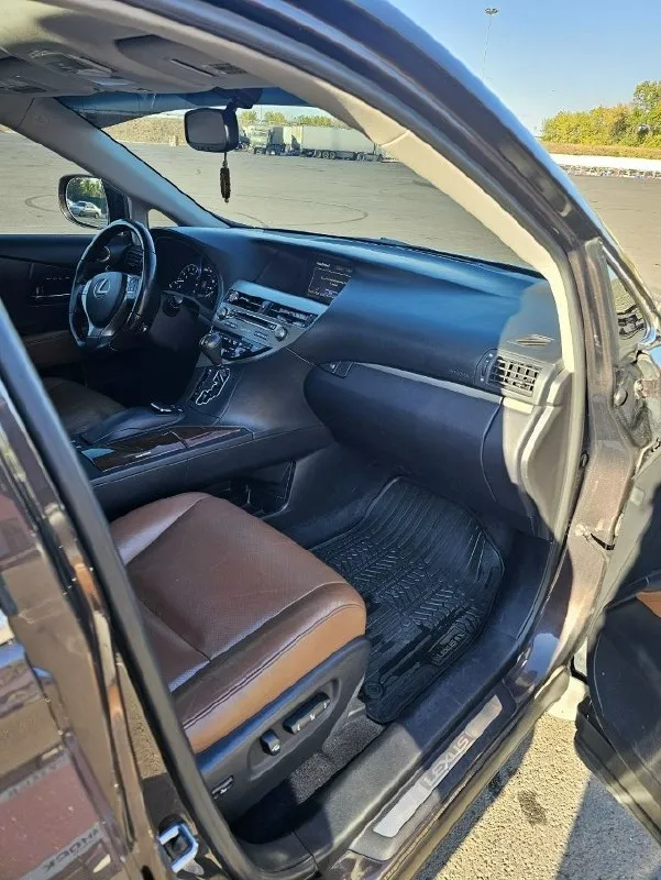 Продаётся lexus rx 350 рестайл. 2015 г. состояние отличное, работает обсолютно все, комплектация самая полная, в машине есть обсолютно все, датчики дождя, света, память сидений, бесключевой доступ и многое другое, все что есть в любом современном авто, бизнес класса. машина моя, не перекупка. пробег 111 тыс миль, состояние салона, идеальное для етого года лексуса. за машиной следили и ставили, лили все самое дорогое и оригинальное. по фото видно, в каком состоянии автомобиль и с наружи и в салоне. цена авто 2.8 миллиона, нормальным людям торг у капота. +79493972428 📞 звоните: +7(949)3972428 - фотография - 9