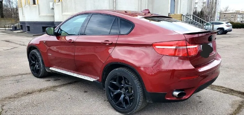Легендарный bmw x6 в безупречном состоянии! 🔥 ​продаю свой автомобиль, который дарит эмоции каждый день. настоящий «икс» в заводском m-пакете. машина для тех, кто ищет живой экземпляр, а не «дрова». ​✅ основные параметры: ​год выпуска: 2009 ​двигатель: 3.0 л (306 л. с.) — идеальное сочетание динамики и налога. ​пробег: 190.000 км (родной, по состоянию видно). ​владельцы: 3 по птс. ​состояние машины — идеальное. полностью обслужена «от и до», никаких вложений не требует. мотор сухой, работает ровно, коробка переключает плавно. салон чистый, не прокуренный. внешне выглядит очень дерзко благодаря м-пакету. ​💰 цена: 1500. 000 руб. реальному покупателю торг💸 📍 осмотр: г. донецк 📞 связь: +7(949)003-60-29 интересует обмен с вашей доплатой хлам не предлагать - фотография - 4