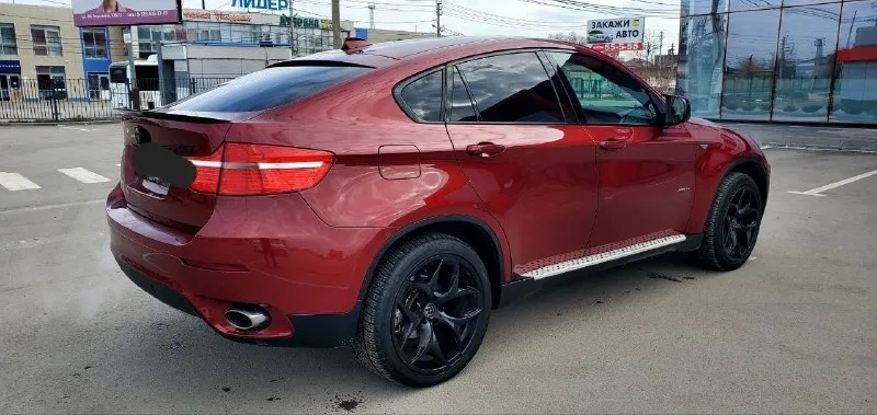 Легендарный bmw x6 в безупречном состоянии! 🔥 ​продаю свой автомобиль, который дарит эмоции каждый день. настоящий «икс» в заводском m-пакете. машина для тех, кто ищет живой экземпляр, а не «дрова». ​✅ основные параметры: ​год выпуска: 2009 ​двигатель: 3.0 л (306 л. с.) — идеальное сочетание динамики и налога. ​пробег: 190.000 км (родной, по состоянию видно). ​владельцы: 3 по птс. ​состояние машины — идеальное. полностью обслужена «от и до», никаких вложений не требует. мотор сухой, работает ровно, коробка переключает плавно. салон чистый, не прокуренный. внешне выглядит очень дерзко благодаря м-пакету. ​💰 цена: 1500. 000 руб. реальному покупателю торг💸 📍 осмотр: г. донецк 📞 связь: +7(949)003-60-29 интересует обмен с вашей доплатой хлам не предлагать - фотография - 6