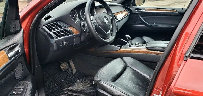 Легендарный bmw x6 в безупречном состоянии! 🔥 ​продаю свой автомобиль, который дарит эмоции каждый день. настоящий «икс» в заводском m-пакете. машина для тех, кто ищет живой экземпляр, а не «дрова». ​✅ основные параметры: ​год выпуска: 2009 ​двигатель: 3.0 л (306 л. с.) — идеальное сочетание динамики и налога. ​пробег: 190.000 км (родной, по состоянию видно). ​владельцы: 3 по птс. ​состояние машины — идеальное. полностью обслужена «от и до», никаких вложений не требует. мотор сухой, работает ровно, коробка переключает плавно. салон чистый, не прокуренный. внешне выглядит очень дерзко благодаря м-пакету. ​💰 цена: 1500. 000 руб. реальному покупателю торг💸 📍 осмотр: г. донецк 📞 связь: +7(949)003-60-29 интересует обмен с вашей доплатой хлам не предлагать - фотография - 7