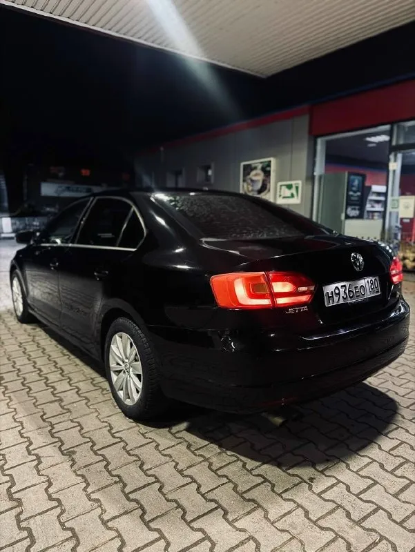 Продам volkswagen jetta 1.8 at, 2014, донецк, кировский район цена,1.100.000 количество дверей: 4 поколение: vi до рестайлинг (2014-2019) тип двигателя: бензин привод: передний мощность, л. с. : 170 модификация: 1.8 tsi at (170 л. с. ) комплектация: кожаный салон, перед подогревы сидений, кондиционер, регулировка зеркал, подогрев зеркал. люк, круиз контроль, , мультимедиа:мультируль не плохая музыка летняя резина и зимняя. руль: левый цвет: чёрный тип автомобиля:с пробегом 122 т. км обслужена :есть чеки телефон для связи: +7(949)429-38-14 📞 звоните: +7(949)4293814 - фотография - 1