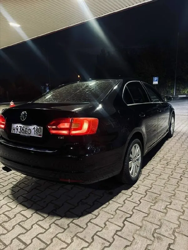 Продам volkswagen jetta 1.8 at, 2014, донецк, кировский район цена,1.100.000 количество дверей: 4 поколение: vi до рестайлинг (2014-2019) тип двигателя: бензин привод: передний мощность, л. с. : 170 модификация: 1.8 tsi at (170 л. с. ) комплектация: кожаный салон, перед подогревы сидений, кондиционер, регулировка зеркал, подогрев зеркал. люк, круиз контроль, , мультимедиа:мультируль не плохая музыка летняя резина и зимняя. руль: левый цвет: чёрный тип автомобиля:с пробегом 122 т. км обслужена :есть чеки телефон для связи: +7(949)429-38-14 📞 звоните: +7(949)4293814 - фотография - 2