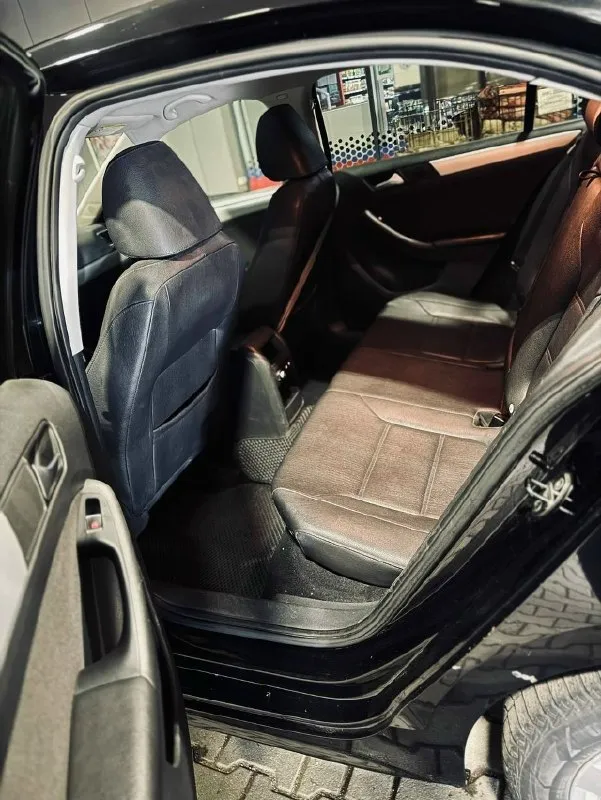 Продам volkswagen jetta 1.8 at, 2014, донецк, кировский район цена,1.100.000 количество дверей: 4 поколение: vi до рестайлинг (2014-2019) тип двигателя: бензин привод: передний мощность, л. с. : 170 модификация: 1.8 tsi at (170 л. с. ) комплектация: кожаный салон, перед подогревы сидений, кондиционер, регулировка зеркал, подогрев зеркал. люк, круиз контроль, , мультимедиа:мультируль не плохая музыка летняя резина и зимняя. руль: левый цвет: чёрный тип автомобиля:с пробегом 122 т. км обслужена :есть чеки телефон для связи: +7(949)429-38-14 📞 звоните: +7(949)4293814 - фотография - 3