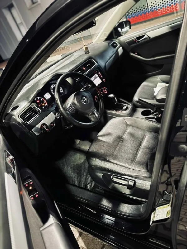 Продам volkswagen jetta 1.8 at, 2014, донецк, кировский район цена,1.100.000 количество дверей: 4 поколение: vi до рестайлинг (2014-2019) тип двигателя: бензин привод: передний мощность, л. с. : 170 модификация: 1.8 tsi at (170 л. с. ) комплектация: кожаный салон, перед подогревы сидений, кондиционер, регулировка зеркал, подогрев зеркал. люк, круиз контроль, , мультимедиа:мультируль не плохая музыка летняя резина и зимняя. руль: левый цвет: чёрный тип автомобиля:с пробегом 122 т. км обслужена :есть чеки телефон для связи: +7(949)429-38-14 📞 звоните: +7(949)4293814 - фотография - 4