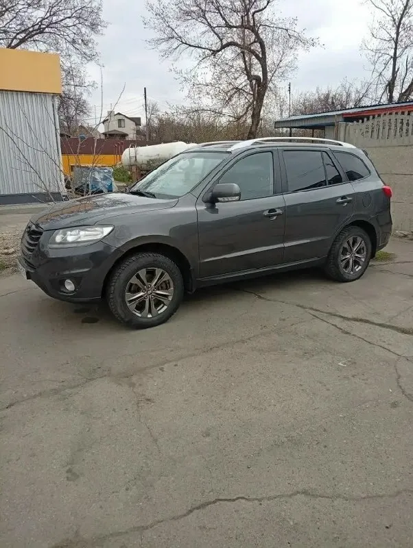 Продам hyundai сантафе 2010 года обьем 2.4 пробег 240 тысяч кузов в родном окрасе двигатель в идеальном состояние коробка автомат без нареканий ходовую часть полностью перебрал 2 комплекта колес цена 1 млн 300 осмотр г. торез +7 (949) 434-65-74 📞 звоните: +7(949)4346574 - фотография - 1