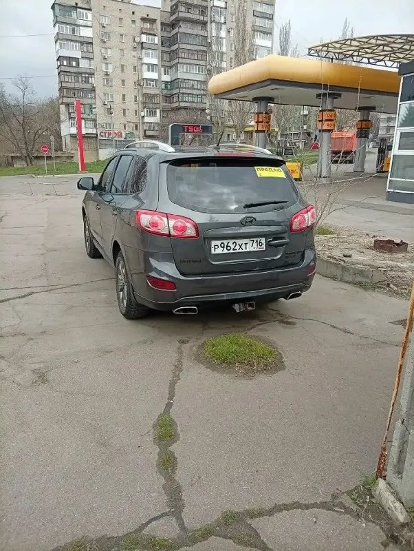 Продам hyundai сантафе 2010 года обьем 2.4 пробег 240 тысяч кузов в родном окрасе двигатель в идеальном состояние коробка автомат без нареканий ходовую часть полностью перебрал 2 комплекта колес цена 1 млн 300 осмотр г. торез +7 (949) 434-65-74 📞 звоните: +7(949)4346574 - фотография - 4