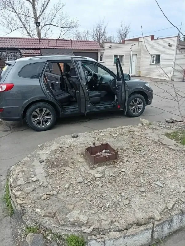Продам hyundai сантафе 2010 года обьем 2.4 пробег 240 тысяч кузов в родном окрасе двигатель в идеальном состояние коробка автомат без нареканий ходовую часть полностью перебрал 2 комплекта колес цена 1 млн 300 осмотр г. торез +7 (949) 434-65-74 📞 звоните: +7(949)4346574 - фотография - 5