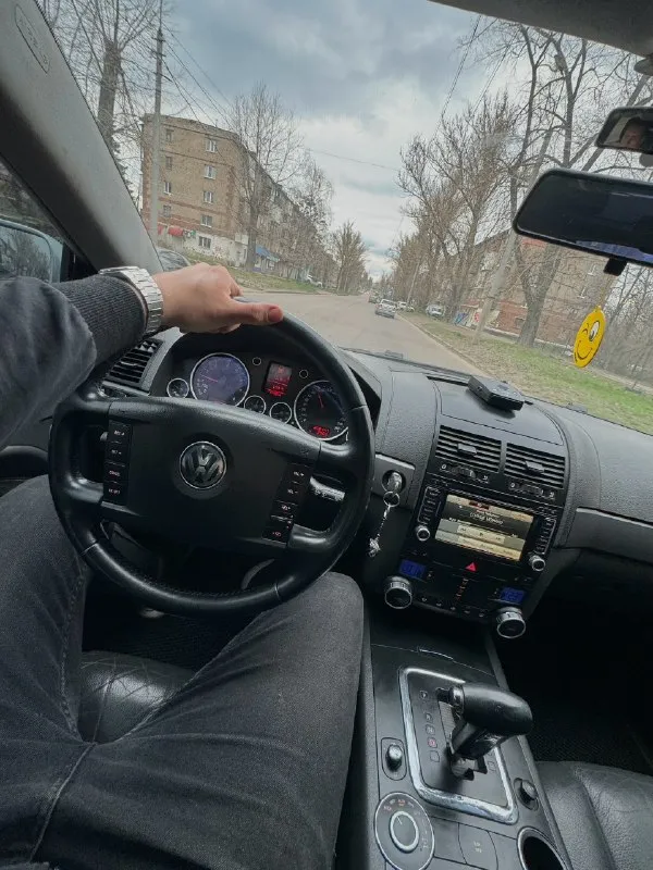Продам volkswagen touareg ✅850.000₽✅ самый надежный и простой мотор 3.6 бенз на автомате, и полном приводе! авто с завода на пружинах! без пневмы! литье r20 и очень жирная комплектация с подогревами сидений, сенсорной мультимедиа, кожей, мульти руль с круизом, и еще много чего! есть фаркоп! пробег 256т. км салон в состояние нового! 2 хоз по птс, в последних руках 11лет! кузов оцинкованный и без единого рыжика! такой туарег еще нужно поискать! технически в идеальном состоянии, ни одной ошибки, новая ходовка! зеленая автотека ✅ птс оригинал, любое переоформление документов в мрео! цена подарок за такую историю, и состояние🔥 г. макеевка +79497324159 📞 🇷🇺 звоните: +79497324159 - фотография - 10