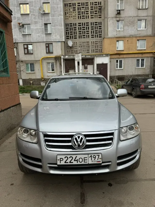 Продам volkswagen touareg ✅850.000₽✅ самый надежный и простой мотор 3.6 бенз на автомате, и полном приводе! авто с завода на пружинах! без пневмы! литье r20 и очень жирная комплектация с подогревами сидений, сенсорной мультимедиа, кожей, мульти руль с круизом, и еще много чего! есть фаркоп! пробег 256т. км салон в состояние нового! 2 хоз по птс, в последних руках 11лет! кузов оцинкованный и без единого рыжика! такой туарег еще нужно поискать! технически в идеальном состоянии, ни одной ошибки, новая ходовка! зеленая автотека ✅ птс оригинал, любое переоформление документов в мрео! цена подарок за такую историю, и состояние🔥 г. макеевка +79497324159 📞 🇷🇺 звоните: +79497324159 - фотография - 2