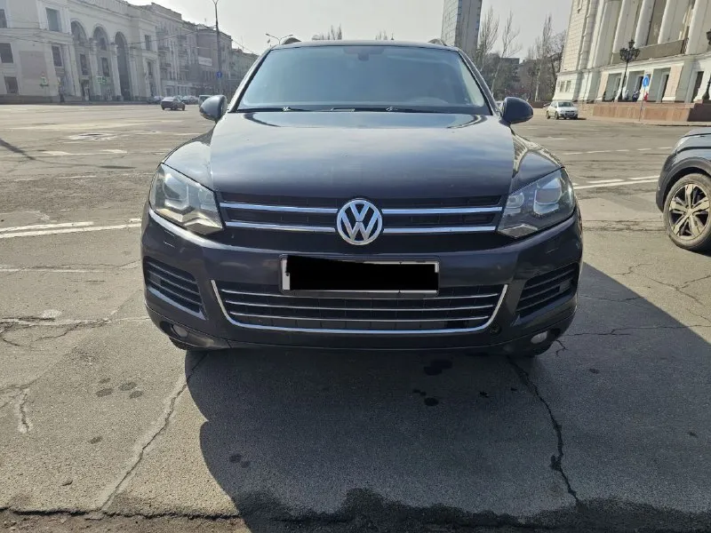 Продам volkswagen tuareg nf. 2011год в отличном техническом и внешнем состоянии. богатая комплектация:: электро привод сидений старт стоп авто холд webasto салон кожа алькантара, 4х зонный климат контроль. пневмаподвеска- обслуженна. адаптивный свет. подогрев лобового стекла подогрев руля подогрев всех сидений. диски r19 тех осмотр пройден. шикарный обслуженный автомобиль. г. донецк. +79493767460 цена 1950000рублей( небольшой торг) - фотография - 1