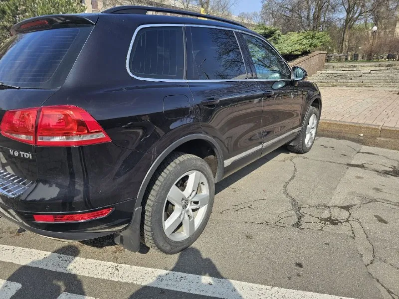 Продам volkswagen tuareg nf. 2011год в отличном техническом и внешнем состоянии. богатая комплектация:: электро привод сидений старт стоп авто холд webasto салон кожа алькантара, 4х зонный климат контроль. пневмаподвеска- обслуженна. адаптивный свет. подогрев лобового стекла подогрев руля подогрев всех сидений. диски r19 тех осмотр пройден. шикарный обслуженный автомобиль. г. донецк. +79493767460 цена 1950000рублей( небольшой торг) - фотография - 5