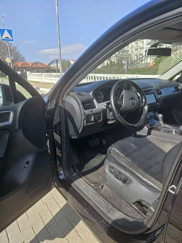Продам volkswagen tuareg nf. 2011год в отличном техническом и внешнем состоянии. богатая комплектация:: электро привод сидений старт стоп авто холд webasto салон кожа алькантара, 4х зонный климат контроль. пневмаподвеска- обслуженна. адаптивный свет. подогрев лобового стекла подогрев руля подогрев всех сидений. диски r19 тех осмотр пройден. шикарный обслуженный автомобиль. г. донецк. +79493767460 цена 1950000рублей( небольшой торг) - фотография - 7