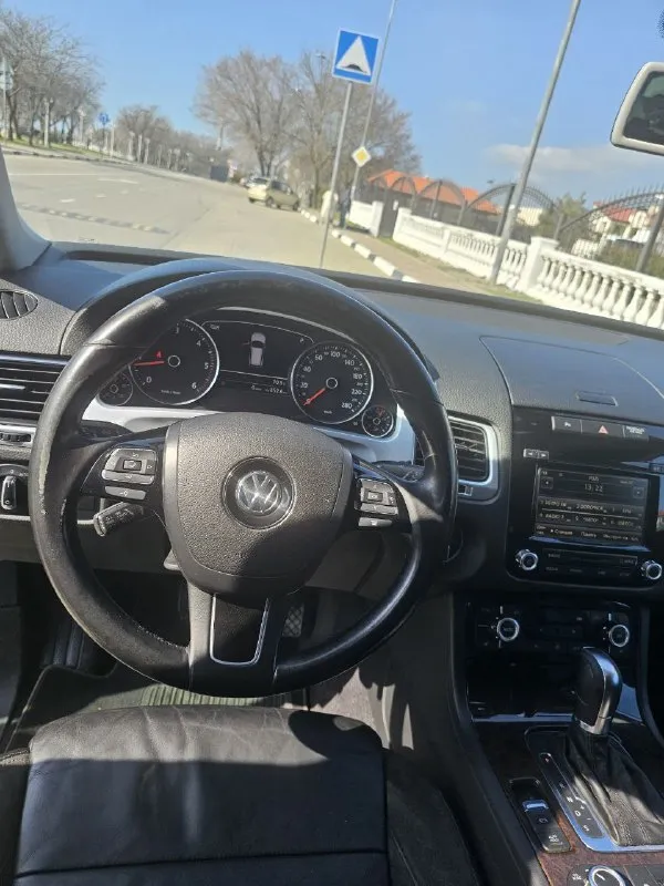 Продам volkswagen tuareg nf. 2011год в отличном техническом и внешнем состоянии. богатая комплектация:: электро привод сидений старт стоп авто холд webasto салон кожа алькантара, 4х зонный климат контроль. пневмаподвеска- обслуженна. адаптивный свет. подогрев лобового стекла подогрев руля подогрев всех сидений. диски r19 тех осмотр пройден. шикарный обслуженный автомобиль. г. донецк. +79493767460 цена 1950000рублей( небольшой торг) - фотография - 8
