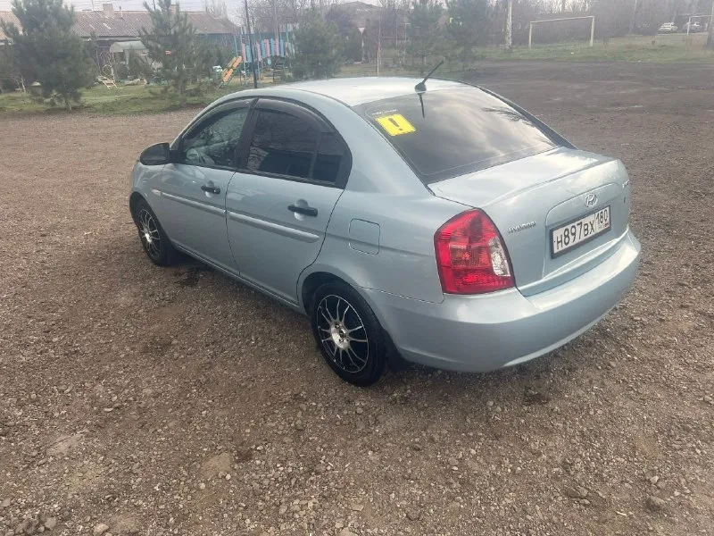 Продам хундай accent 2007 года. машина в хорошем состоянии делать ничего не нужно. двигатель 1.4 16v, бензин работает отлично не дымит, масло не ест. за автомобиль не стыдно, пробег 155 тысяч. за машину не стыдно, ездила девушка. цена 650.000 тысяч. кому интересно звоните. +79494362173. стоит хорошая музыка, солон тоже в отличном состоянии. два комплекта резины лето/зима. любое переоформление. - фотография - 3