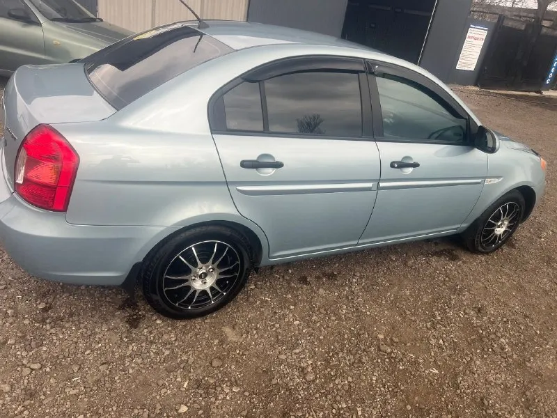 Продам хундай accent 2007 года. машина в хорошем состоянии делать ничего не нужно. двигатель 1.4 16v, бензин работает отлично не дымит, масло не ест. за автомобиль не стыдно, пробег 155 тысяч. за машину не стыдно, ездила девушка. цена 650.000 тысяч. кому интересно звоните. +79494362173. стоит хорошая музыка, солон тоже в отличном состоянии. два комплекта резины лето/зима. любое переоформление. - фотография - 5