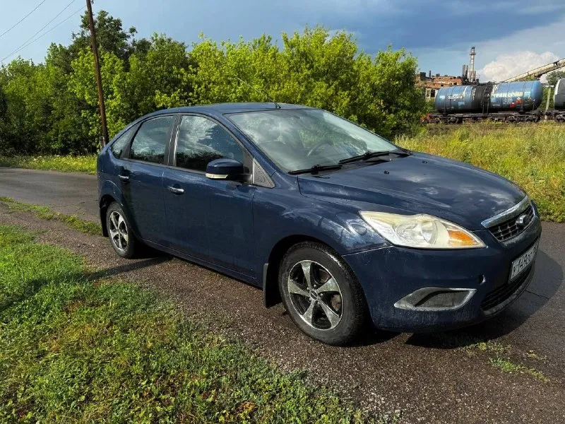 В продаже ford focus 2 от собственника 2008 года выпуска с мотором 1.4. комплектация : подогревы сидений, лобового и заднего стекла, кондиционер ( заклинил подшипник) машина обслужена и на ходу ежедневно. по кузову без гнили, полез лак на капоте. пороги, арки, днище без намека на гниль. ходовая обслужена, замена грм 8000 км назад, масло в коробке, сайлентблоки задней подвески, ремонт генератора и стартера. новый дросель, сцепление и много чего другого ( подробнее по телефону) +79497956303 +79493956303 продажа в связи с покупкой другого автомобиля. цена 550 тыс. руб осмотр г. донецк - фотография - 2