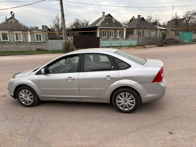 390 тыс. руб. срочно(торг)🔥 ford фокус 2, 2005г. машина в хорошем состоянии для своих лет. требуется замена прокладки клапанной крышки цена вопроса 2 тыс. р. , скину цену. пробег 170 тыс. км. авто не гнилое, есть пару рыжиков на порогах дно, пороги, стаканы, и ланджероны в отличном состояние. мотор работает хорошо, немного цокотят клапана (не критично это у 1.6 моторов у всех ) ходовая в хорошем состоянии, коробка автомат 4 ступенчатая переключает отлично. салон чистый и ухоженный. хорошая комплектация есть все не обходимое для комфортное езды. кондиционер, гур, эл. зеркала, элстеклоподьемники, музыка и многое другое. резина зима. документы в полном порядке. юредически чистая. без штрафов, запретов, и ограничений. любое переоформление. осмотр донецк телефон : +79495047872 телеграмм +79495047872 📞 звоните: +7(949)5047872 - фотография - 1