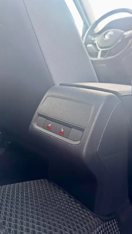 Jetta se plus 2021 юридически чиста и без ограничений. ✅цена -1735000 рублей 2021 год 95 тыс км родного пробега двигатель 1.4 турбо, обычный восьми ступенчатый автомат aisin. два ключа, два комплекта резины(зима абсолютно новая) заводской автозапуск двигателя, подогрев всех сидений а также руля. электропривод водительского сидения. led фары а также задние стопы. дистроники, датчики предотвращения дтп. датчики слепых зон, датчик дождя и света. салон в идеальном состоянии. ✅ничего делать не нужно, машина полностью обслужена. г. донецк +79494153100 (тут же телеграмм) 📞 🇷🇺 звоните: +79494153100 - фотография - 10