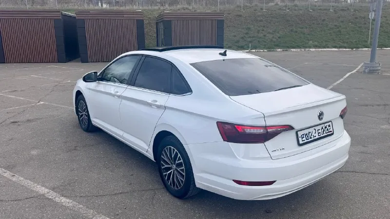 Jetta se plus 2021 юридически чиста и без ограничений. ✅цена -1735000 рублей 2021 год 95 тыс км родного пробега двигатель 1.4 турбо, обычный восьми ступенчатый автомат aisin. два ключа, два комплекта резины(зима абсолютно новая) заводской автозапуск двигателя, подогрев всех сидений а также руля. электропривод водительского сидения. led фары а также задние стопы. дистроники, датчики предотвращения дтп. датчики слепых зон, датчик дождя и света. салон в идеальном состоянии. ✅ничего делать не нужно, машина полностью обслужена. г. донецк +79494153100 (тут же телеграмм) 📞 🇷🇺 звоните: +79494153100 - фотография - 5