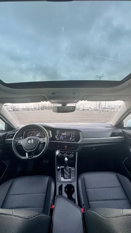 Jetta se plus 2021 юридически чиста и без ограничений. ✅цена -1735000 рублей 2021 год 95 тыс км родного пробега двигатель 1.4 турбо, обычный восьми ступенчатый автомат aisin. два ключа, два комплекта резины(зима абсолютно новая) заводской автозапуск двигателя, подогрев всех сидений а также руля. электропривод водительского сидения. led фары а также задние стопы. дистроники, датчики предотвращения дтп. датчики слепых зон, датчик дождя и света. салон в идеальном состоянии. ✅ничего делать не нужно, машина полностью обслужена. г. донецк +79494153100 (тут же телеграмм) 📞 🇷🇺 звоните: +79494153100 - фотография - 7
