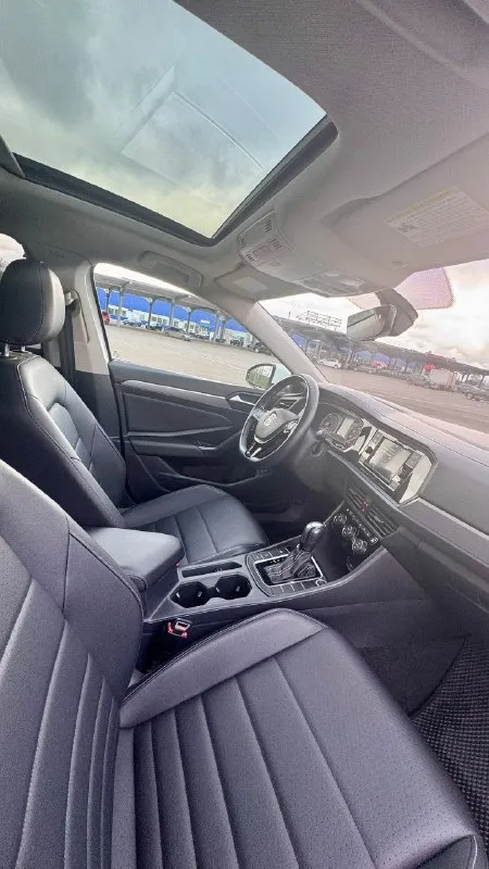 Jetta se plus 2021 юридически чиста и без ограничений. ✅цена -1735000 рублей 2021 год 95 тыс км родного пробега двигатель 1.4 турбо, обычный восьми ступенчатый автомат aisin. два ключа, два комплекта резины(зима абсолютно новая) заводской автозапуск двигателя, подогрев всех сидений а также руля. электропривод водительского сидения. led фары а также задние стопы. дистроники, датчики предотвращения дтп. датчики слепых зон, датчик дождя и света. салон в идеальном состоянии. ✅ничего делать не нужно, машина полностью обслужена. г. донецк +79494153100 (тут же телеграмм) 📞 🇷🇺 звоните: +79494153100 - фотография - 8