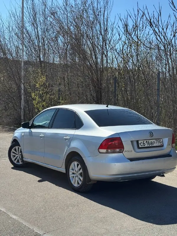 Продам volkswagen polo в комплектации sochi edition год выпуска-2013 объём двигателя-1.6( отличный, надежный мотор) коробка передач: автомат❗️(6-ти ступенчатый) пробег 199.000 тыс км(оригинал) машина в достойном состоянии, за машиной следили ! стоит дорогая сигнализация пандора с автозапуском с телефона❗️ есть сам буфер с усилителем (40к) оцинкованный кузов! комплектация : -полный обогрев лобового стекла ! -подогрев передний сидений -кондиционер -4 стеклоподъемника 2 ключа хорошая автотека ❗️❗️❗️ 2 комплекта резины, зимняя резина почти новая не такси, не каршеринг 100 км назад поменял помпу, ремень грм, ролики, термостат, колодки, масло в двигателе и все фильтра. переоформление без проблем, есть действующий техосмотр ❗️ могу поехать с вами в мрэо. цена -785.000тыс руб дополнительные вопросы по телефону : +79495219479 - фотография - 1