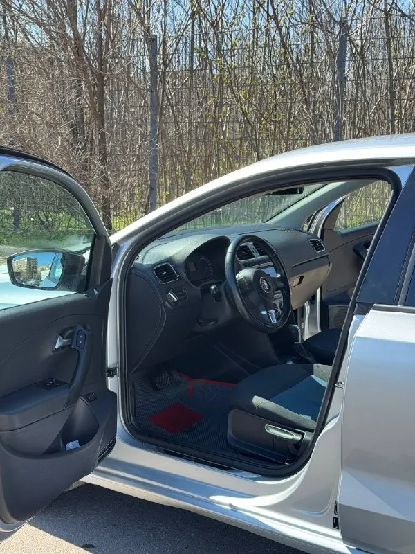 Продам volkswagen polo в комплектации sochi edition год выпуска-2013 объём двигателя-1.6( отличный, надежный мотор) коробка передач: автомат❗️(6-ти ступенчатый) пробег 199.000 тыс км(оригинал) машина в достойном состоянии, за машиной следили ! стоит дорогая сигнализация пандора с автозапуском с телефона❗️ есть сам буфер с усилителем (40к) оцинкованный кузов! комплектация : -полный обогрев лобового стекла ! -подогрев передний сидений -кондиционер -4 стеклоподъемника 2 ключа хорошая автотека ❗️❗️❗️ 2 комплекта резины, зимняя резина почти новая не такси, не каршеринг 100 км назад поменял помпу, ремень грм, ролики, термостат, колодки, масло в двигателе и все фильтра. переоформление без проблем, есть действующий техосмотр ❗️ могу поехать с вами в мрэо. цена -785.000тыс руб дополнительные вопросы по телефону : +79495219479 - фотография - 2