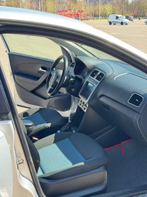 Продам volkswagen polo в комплектации sochi edition год выпуска-2013 объём двигателя-1.6( отличный, надежный мотор) коробка передач: автомат❗️(6-ти ступенчатый) пробег 199.000 тыс км(оригинал) машина в достойном состоянии, за машиной следили ! стоит дорогая сигнализация пандора с автозапуском с телефона❗️ есть сам буфер с усилителем (40к) оцинкованный кузов! комплектация : -полный обогрев лобового стекла ! -подогрев передний сидений -кондиционер -4 стеклоподъемника 2 ключа хорошая автотека ❗️❗️❗️ 2 комплекта резины, зимняя резина почти новая не такси, не каршеринг 100 км назад поменял помпу, ремень грм, ролики, термостат, колодки, масло в двигателе и все фильтра. переоформление без проблем, есть действующий техосмотр ❗️ могу поехать с вами в мрэо. цена -785.000тыс руб дополнительные вопросы по телефону : +79495219479 - фотография - 3