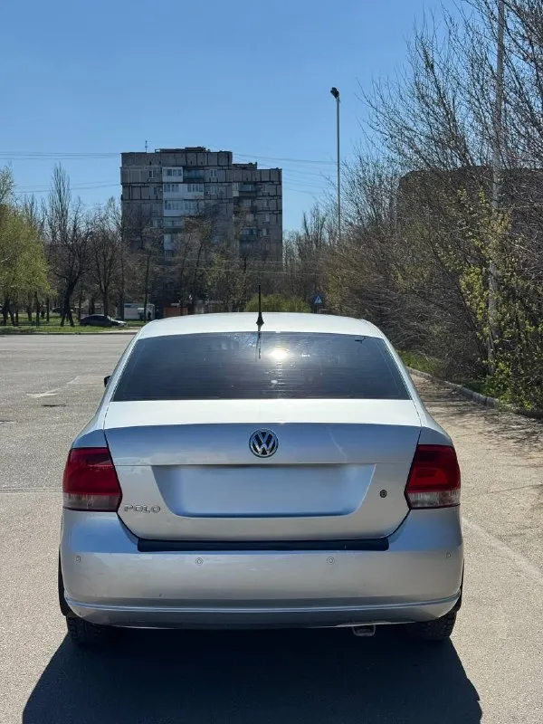 Продам volkswagen polo в комплектации sochi edition год выпуска-2013 объём двигателя-1.6( отличный, надежный мотор) коробка передач: автомат❗️(6-ти ступенчатый) пробег 199.000 тыс км(оригинал) машина в достойном состоянии, за машиной следили ! стоит дорогая сигнализация пандора с автозапуском с телефона❗️ есть сам буфер с усилителем (40к) оцинкованный кузов! комплектация : -полный обогрев лобового стекла ! -подогрев передний сидений -кондиционер -4 стеклоподъемника 2 ключа хорошая автотека ❗️❗️❗️ 2 комплекта резины, зимняя резина почти новая не такси, не каршеринг 100 км назад поменял помпу, ремень грм, ролики, термостат, колодки, масло в двигателе и все фильтра. переоформление без проблем, есть действующий техосмотр ❗️ могу поехать с вами в мрэо. цена -785.000тыс руб дополнительные вопросы по телефону : +79495219479 - фотография - 5