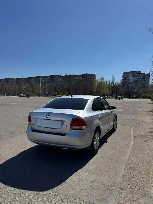 Продам volkswagen polo в комплектации sochi edition год выпуска-2013 объём двигателя-1.6( отличный, надежный мотор) коробка передач: автомат❗️(6-ти ступенчатый) пробег 199.000 тыс км(оригинал) машина в достойном состоянии, за машиной следили ! стоит дорогая сигнализация пандора с автозапуском с телефона❗️ есть сам буфер с усилителем (40к) оцинкованный кузов! комплектация : -полный обогрев лобового стекла ! -подогрев передний сидений -кондиционер -4 стеклоподъемника 2 ключа хорошая автотека ❗️❗️❗️ 2 комплекта резины, зимняя резина почти новая не такси, не каршеринг 100 км назад поменял помпу, ремень грм, ролики, термостат, колодки, масло в двигателе и все фильтра. переоформление без проблем, есть действующий техосмотр ❗️ могу поехать с вами в мрэо. цена -785.000тыс руб дополнительные вопросы по телефону : +79495219479 - фотография - 6