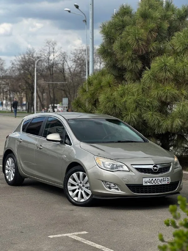 Opel astra j cosmo 1.6 at 2012 г. в авто в идеальном состоянии подтвержденный пробег 136 тыс. км салон как у нового авто!!! идеальная по надежности связка мотора и акпп!!! максимальная комплектация cosmo подогревы сидений/руля/зеркал/форсунок омывателя, заднего и лобового остекления двухзонный климат-контроль хорошая штатная музыка aux/bt серво/мульти руль круиз-контроль /лимитер задний парктроник помошник подъема в гору комбинированный салон кожа/ткань штатная амбиентная подсветка два ключа по авто сделано очень большое то, машина готова к долгой эксплуатации без вложений цена 695 т. рублей торг у капота звоните +79495082418 тг вотсап +79493811593 николай - фотография - 1