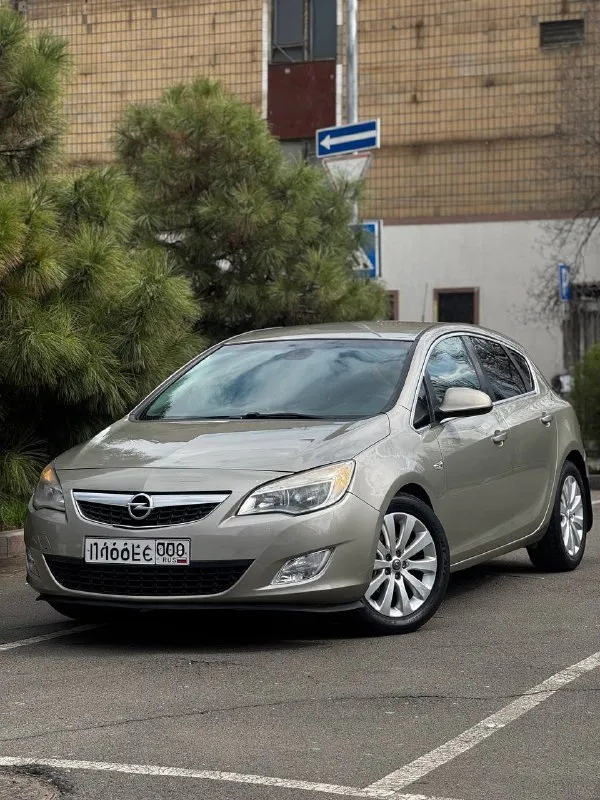 Opel astra j cosmo 1.6 at 2012 г. в авто в идеальном состоянии подтвержденный пробег 136 тыс. км салон как у нового авто!!! идеальная по надежности связка мотора и акпп!!! максимальная комплектация cosmo подогревы сидений/руля/зеркал/форсунок омывателя, заднего и лобового остекления двухзонный климат-контроль хорошая штатная музыка aux/bt серво/мульти руль круиз-контроль /лимитер задний парктроник помошник подъема в гору комбинированный салон кожа/ткань штатная амбиентная подсветка два ключа по авто сделано очень большое то, машина готова к долгой эксплуатации без вложений цена 695 т. рублей торг у капота звоните +79495082418 тг вотсап +79493811593 николай - фотография - 2