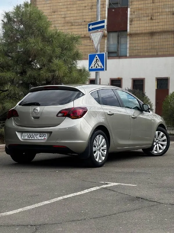Opel astra j cosmo 1.6 at 2012 г. в авто в идеальном состоянии подтвержденный пробег 136 тыс. км салон как у нового авто!!! идеальная по надежности связка мотора и акпп!!! максимальная комплектация cosmo подогревы сидений/руля/зеркал/форсунок омывателя, заднего и лобового остекления двухзонный климат-контроль хорошая штатная музыка aux/bt серво/мульти руль круиз-контроль /лимитер задний парктроник помошник подъема в гору комбинированный салон кожа/ткань штатная амбиентная подсветка два ключа по авто сделано очень большое то, машина готова к долгой эксплуатации без вложений цена 695 т. рублей торг у капота звоните +79495082418 тг вотсап +79493811593 николай - фотография - 3