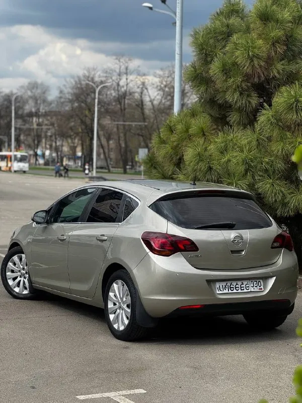 Opel astra j cosmo 1.6 at 2012 г. в авто в идеальном состоянии подтвержденный пробег 136 тыс. км салон как у нового авто!!! идеальная по надежности связка мотора и акпп!!! максимальная комплектация cosmo подогревы сидений/руля/зеркал/форсунок омывателя, заднего и лобового остекления двухзонный климат-контроль хорошая штатная музыка aux/bt серво/мульти руль круиз-контроль /лимитер задний парктроник помошник подъема в гору комбинированный салон кожа/ткань штатная амбиентная подсветка два ключа по авто сделано очень большое то, машина готова к долгой эксплуатации без вложений цена 695 т. рублей торг у капота звоните +79495082418 тг вотсап +79493811593 николай - фотография - 4