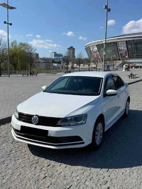 Продам volkswagens jetta 2016, 1.6 атмосферник. продам джету 2016 года 1.6 на механике. родной пробег 214.000 кузов весь в заводском окрасе, в идеальном состоянии как по технической части, так и по салону. салон ухоженный максимально, как будто на автомобиле вообще никто не ездил, в автомобиле приятно находиться. установлен андроид -дисплей, камера заднего вида, парктроники, датчик давления шин, led- оптика, подогрев сидений и многое другое. готов на любые проверки, никаких грюков, стуков, толчков и всего прочего. масло от замены до замены без каких либо доливок. только приятная комфортная езда и приятные эмоции. цена 1.220.000 осмотр в городе донецк. телефон +7-949-340-49-20 (есть тг если проблема со связью) - фотография - 1